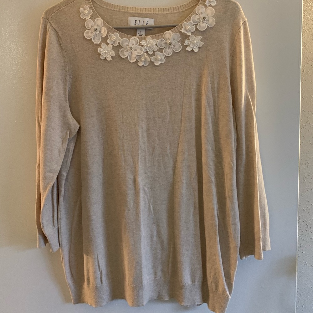 🌸 Tan Ellie Sweater w/ White Flowers